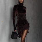 Sofía | Vestido Mini Ajustado con Cuello Alto y Bajo de Encaje