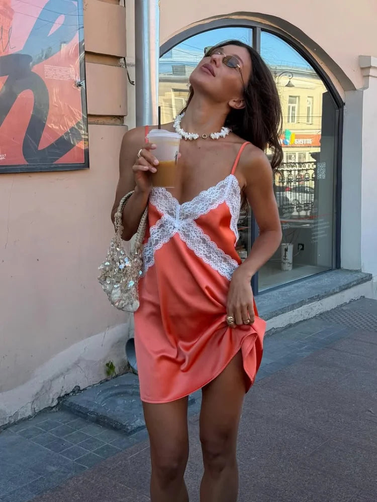 Paula | Vestido Mini Satinado de Tirantes con Encaje