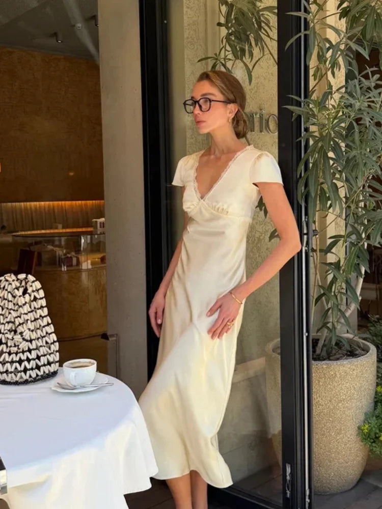 Julia | Vestido Mini de Punto y Encaje con Escote en V