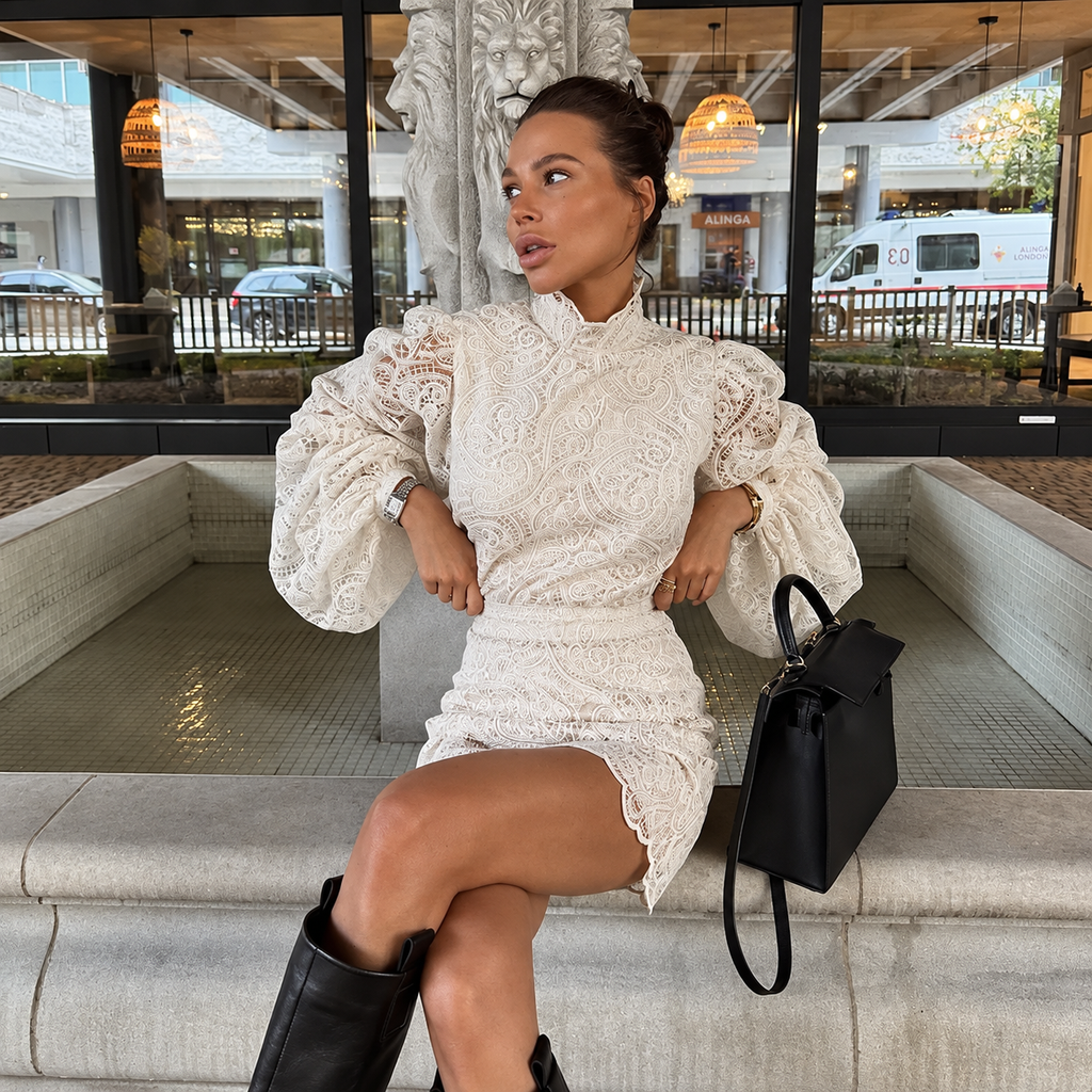 Bianca | Conjunto de Encaje con Cuello Alto y Falda Mini