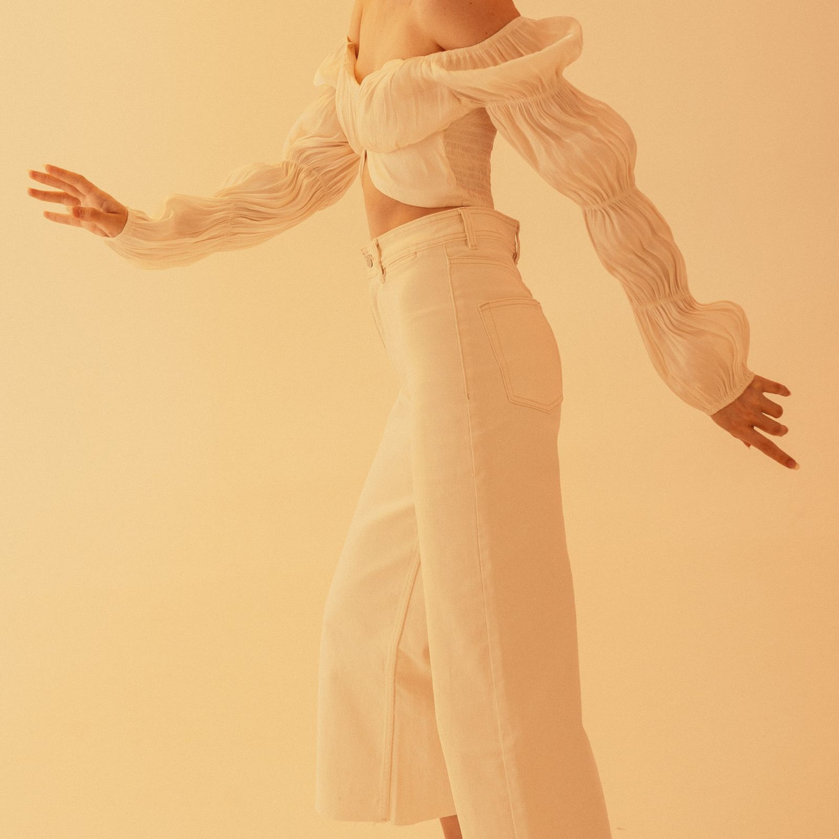 Blusa blanca de hombros descubiertos con pantalón blanco