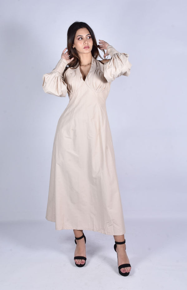 Mujer con vestido beige